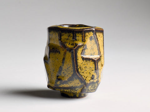 Come riconoscere un oggetto in ceramica artigianale: superficie, forma e peso